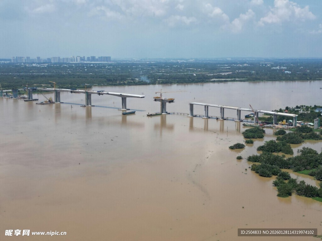 俯瞰洪水中的桥梁景观