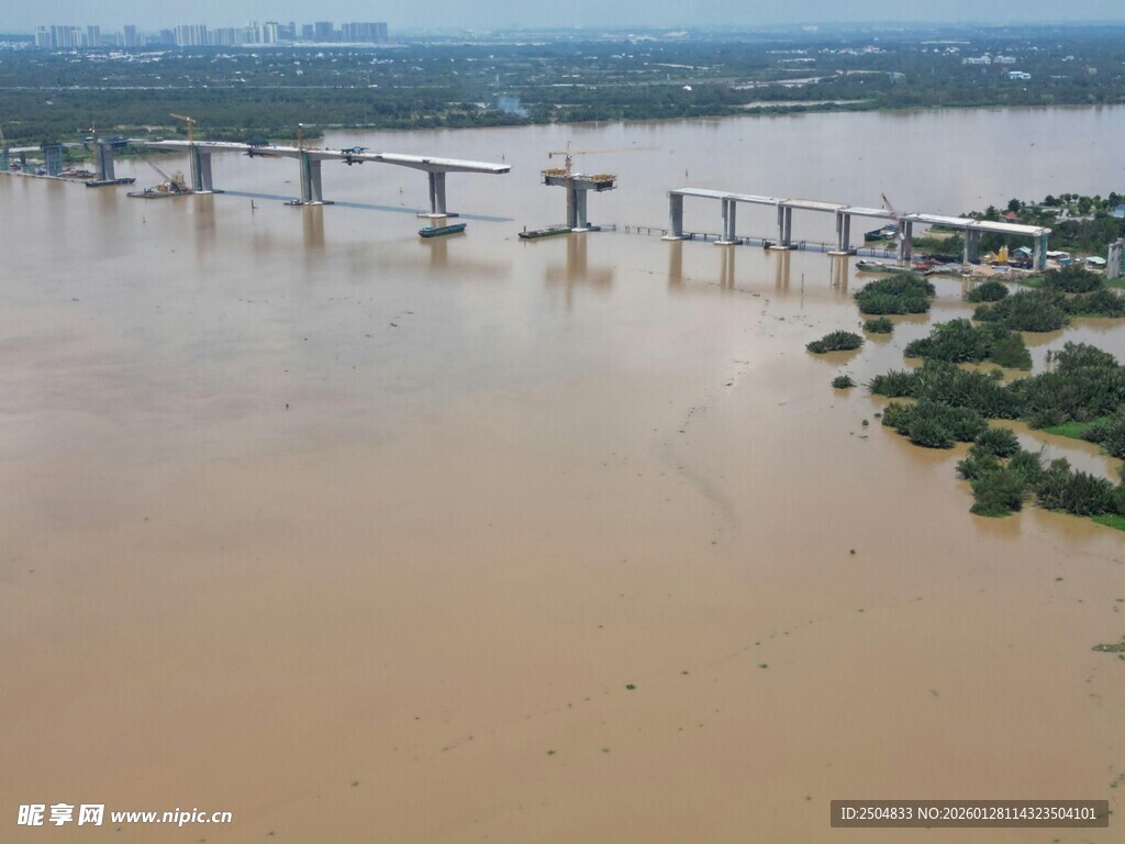 洪水侵袭下的桥梁景观