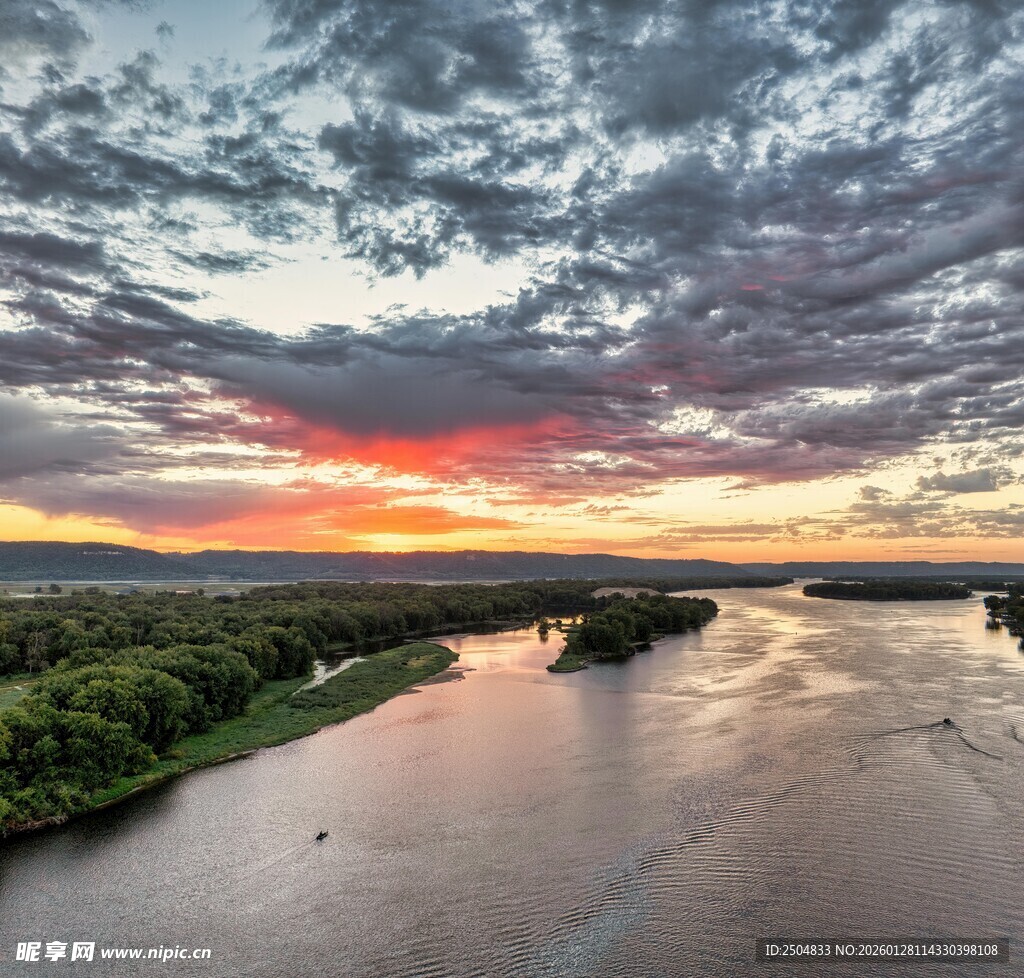 河畔壮丽晚霞景观