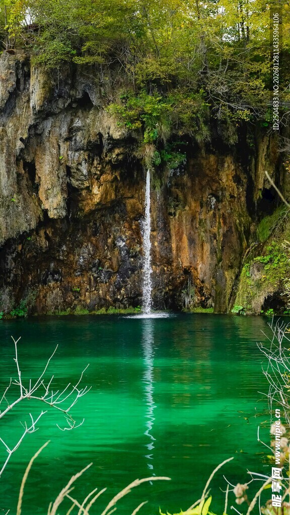 翠绿深潭边的瀑布美景