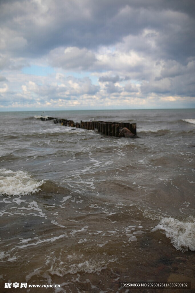 海浪中的海上残骸