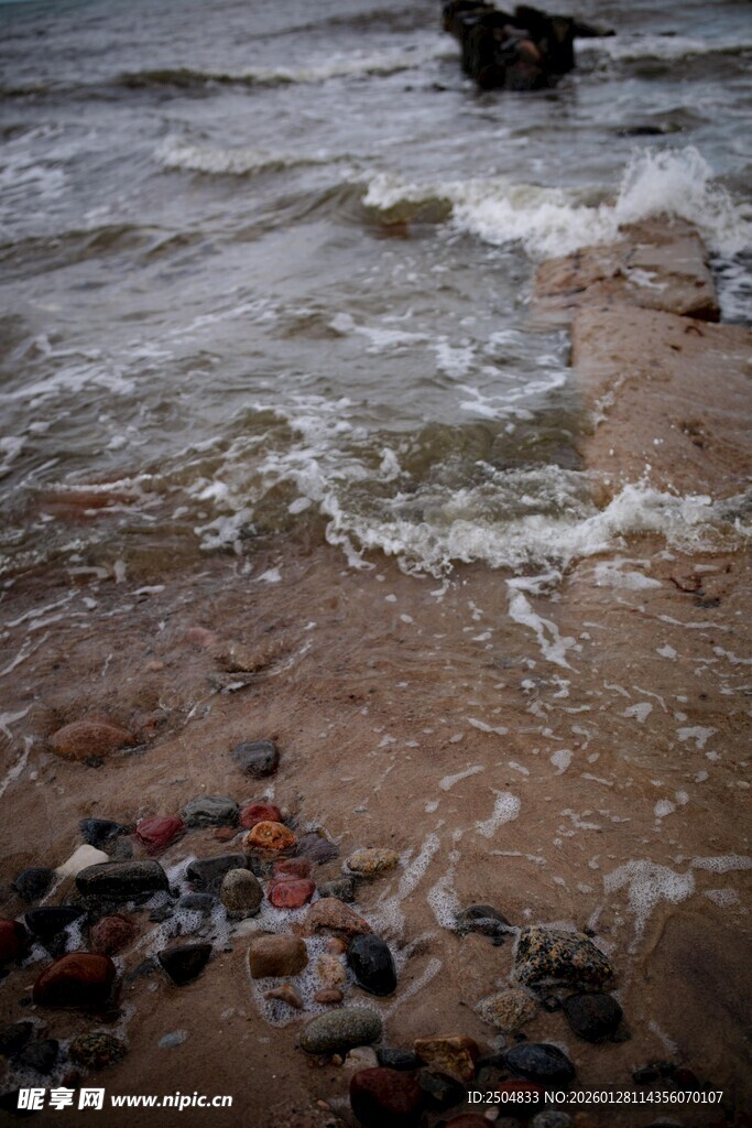 海滩垃圾堆积景象