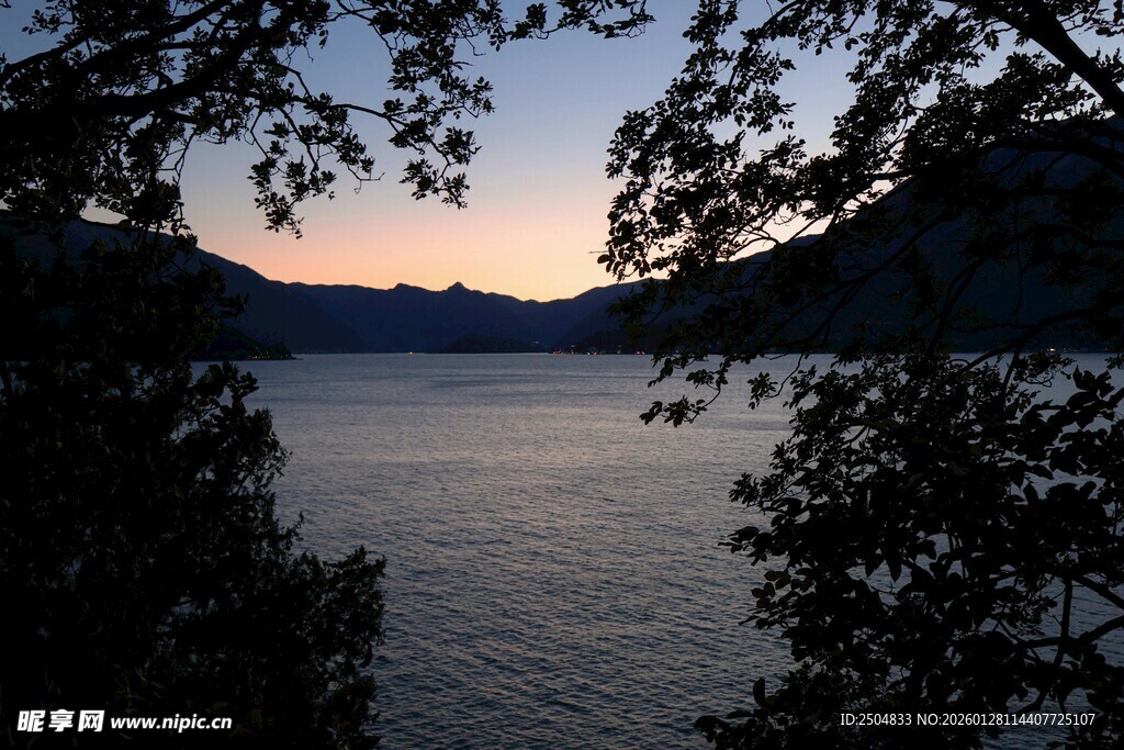湖畔暮色中的静谧景致