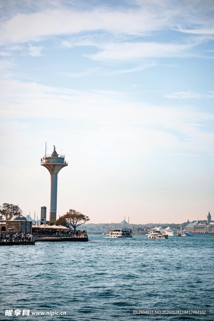 海边灯塔与辽阔海面