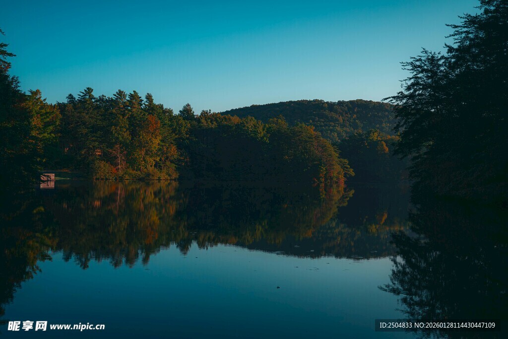 宁静湖畔的秋日森林倒影