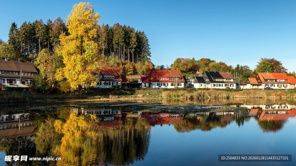 湖畔村庄美景 秋色如画
