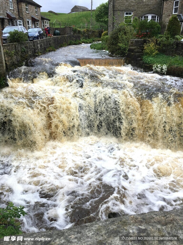乡村湍急水流瀑布景象