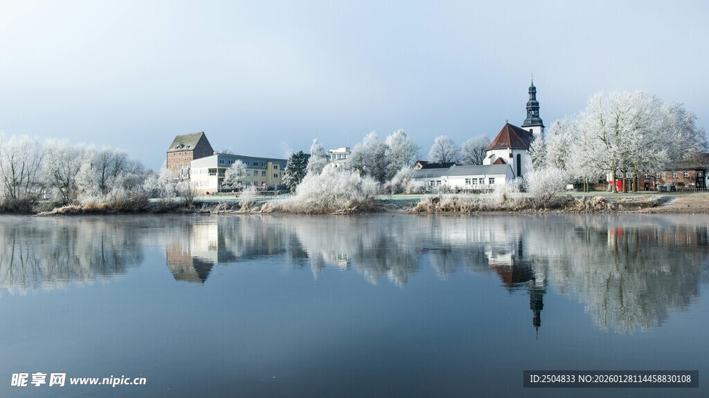 宁静湖畔小镇风光