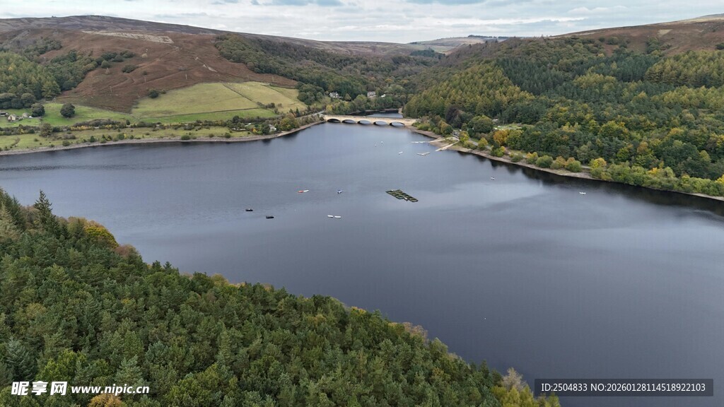 山间静谧湖泊风光