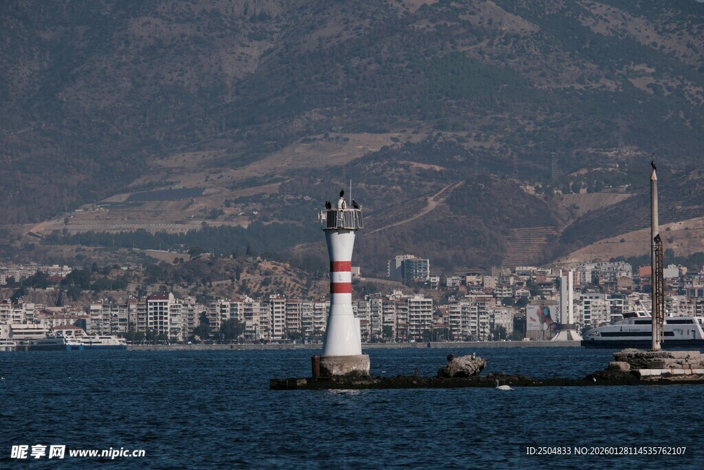 海边灯塔与城市远景