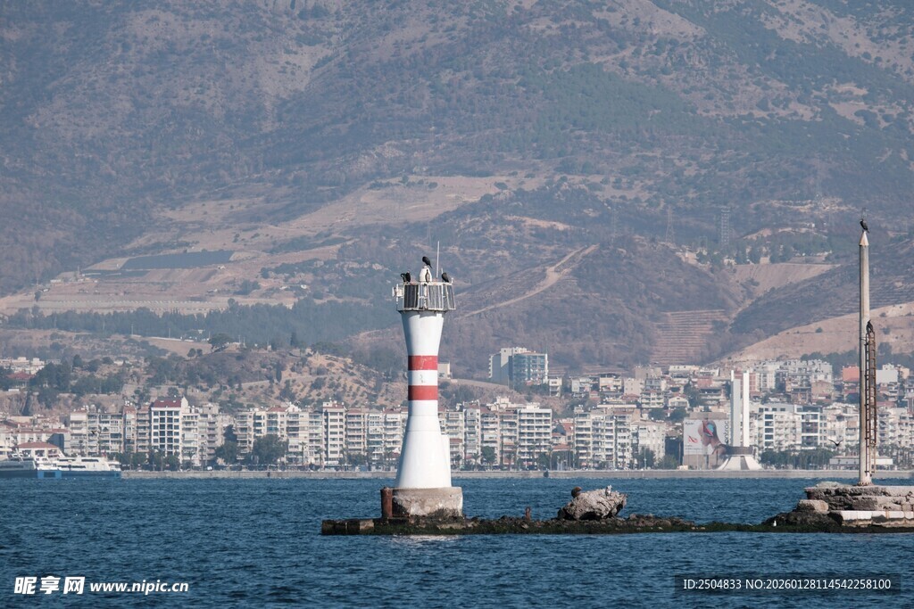 海上灯塔与城市远景