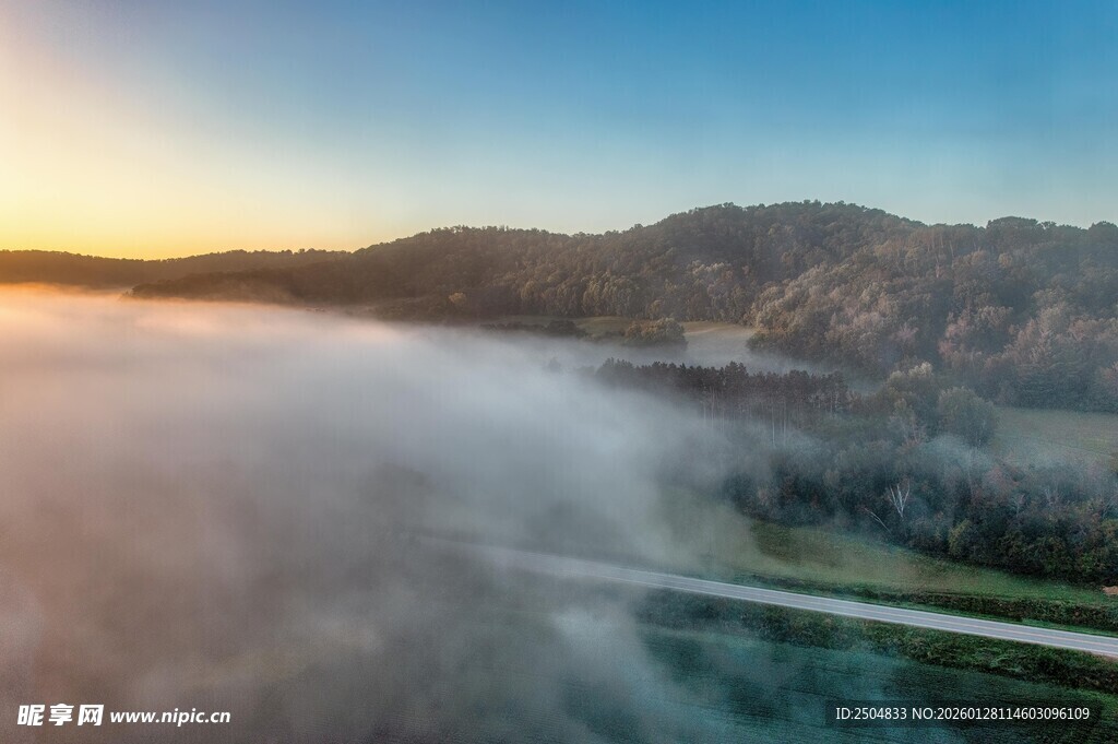 山间晨雾中的美丽风光