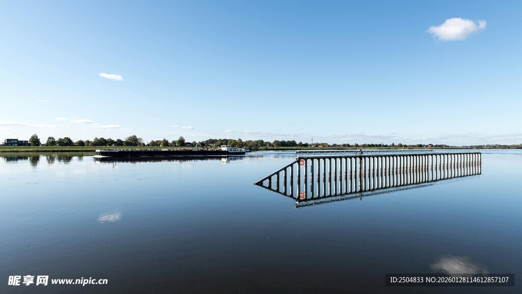平静湖面中的水上建筑