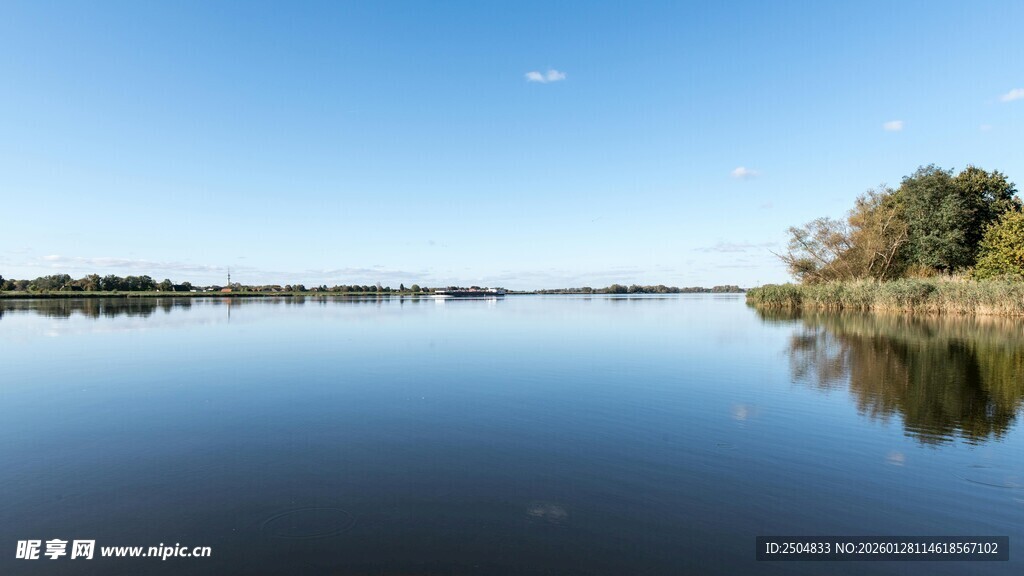 宁静湖面与岸边景致