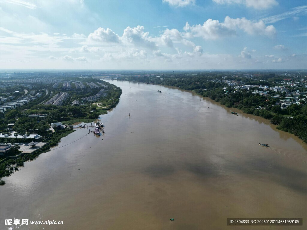 俯瞰浑浊宽阔河流景观