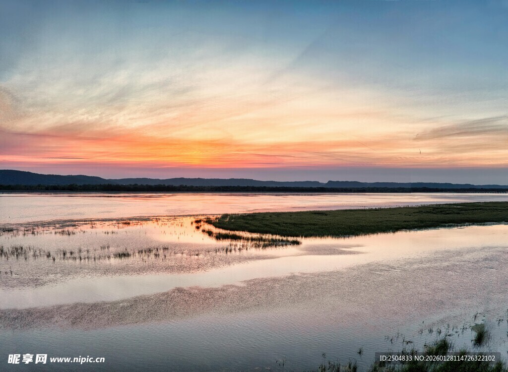 夕阳下的宁静河畔风光