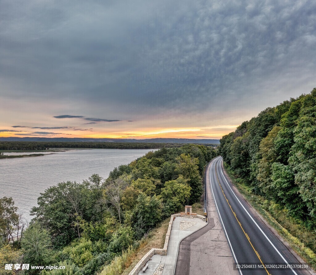公路旁的河畔黄昏美景