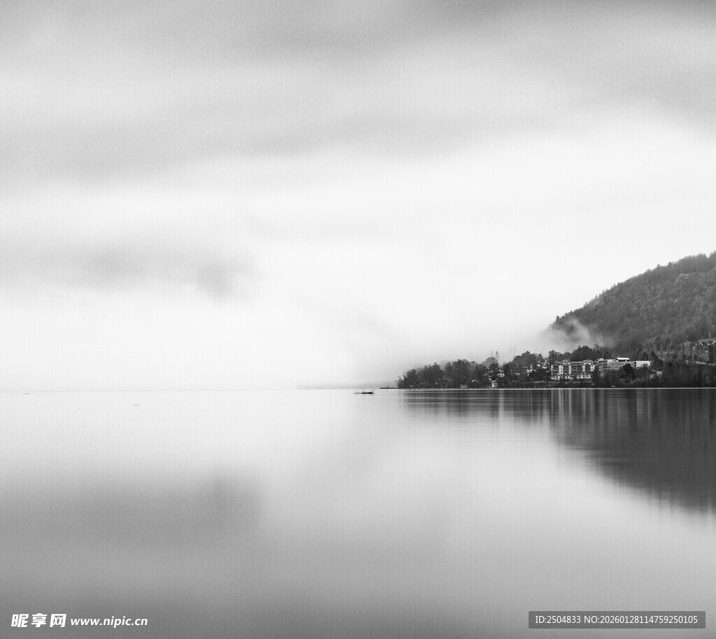 水墨意境的静谧湖景