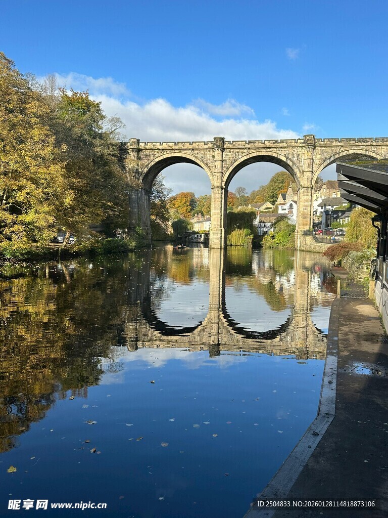 河畔拱桥倒影秋日美景