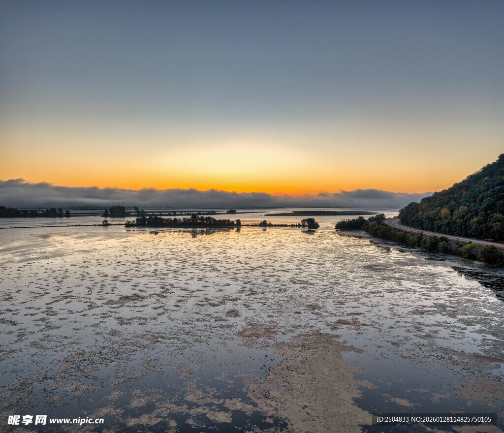 夕阳下波光粼粼的宁静水面