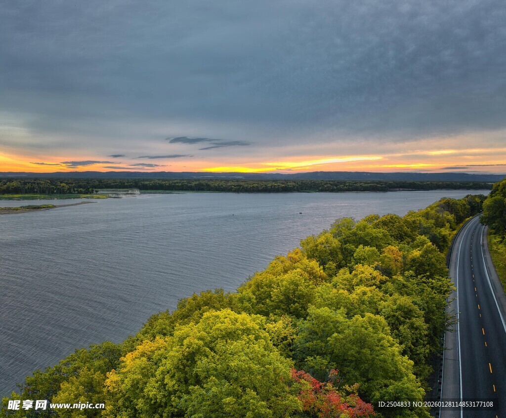 湖畔公路旁的绿意与霞光