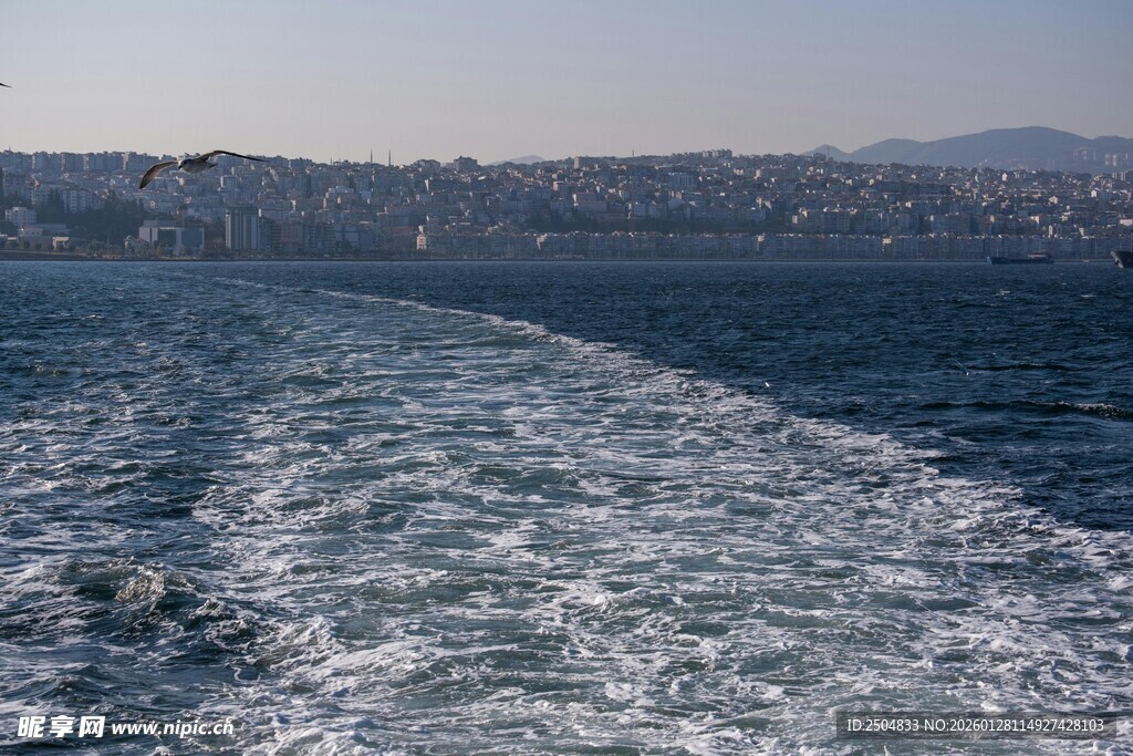 海上行舟留下白色航迹