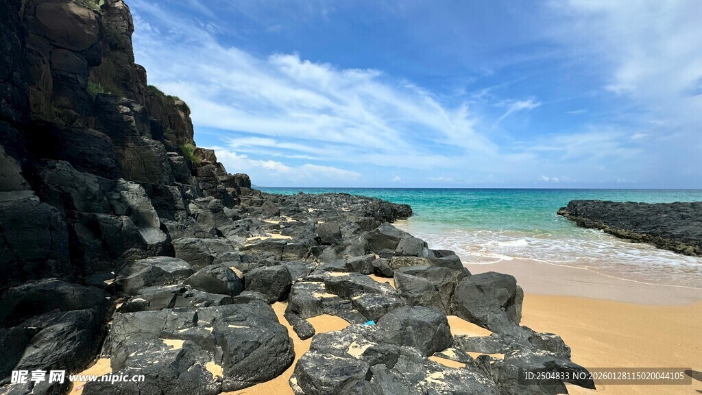海边嶙峋礁石与碧海蓝天