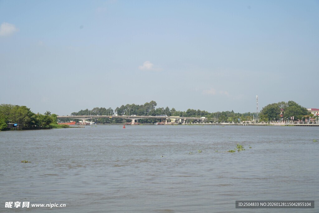 宽阔河面与远处桥梁风景