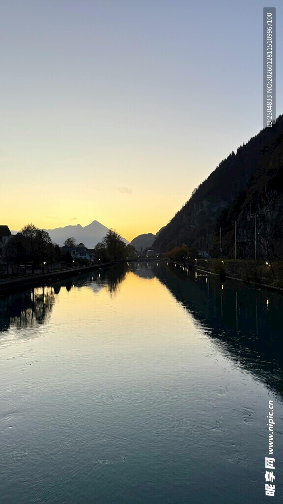 黄昏下宁静的山水倒影