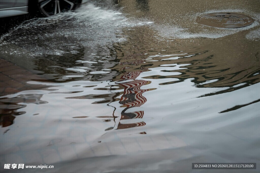 水滴落入水面泛起涟漪