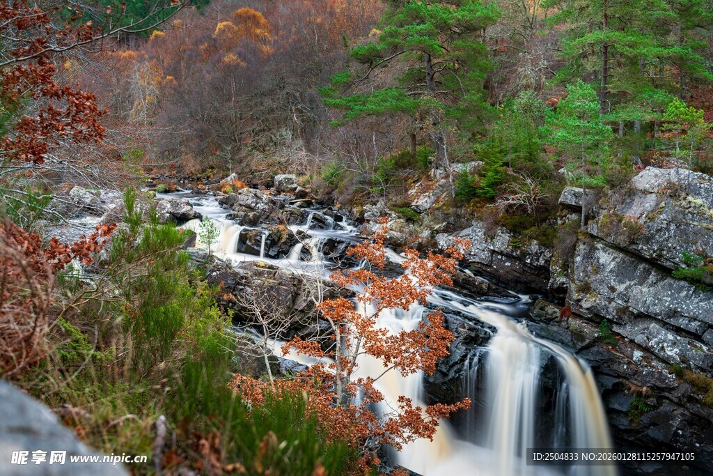 秋日山间瀑布美景