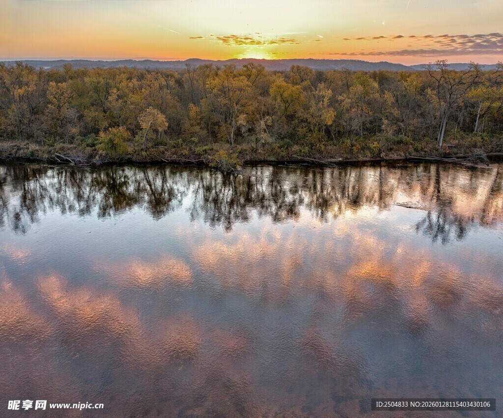 湖畔日落美景倒映如画