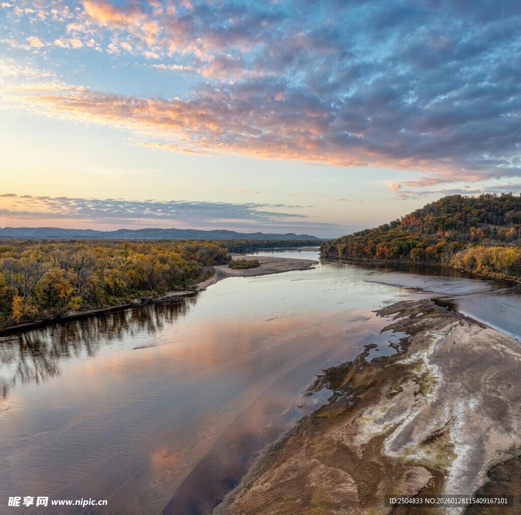 河畔绝美日出风光