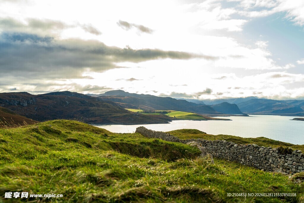 山间绿野旁的宁静湖景