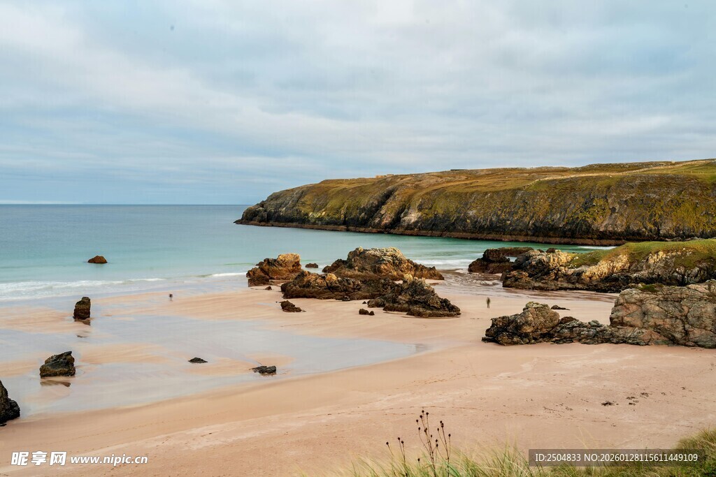 宁静美丽的海岸沙滩景色