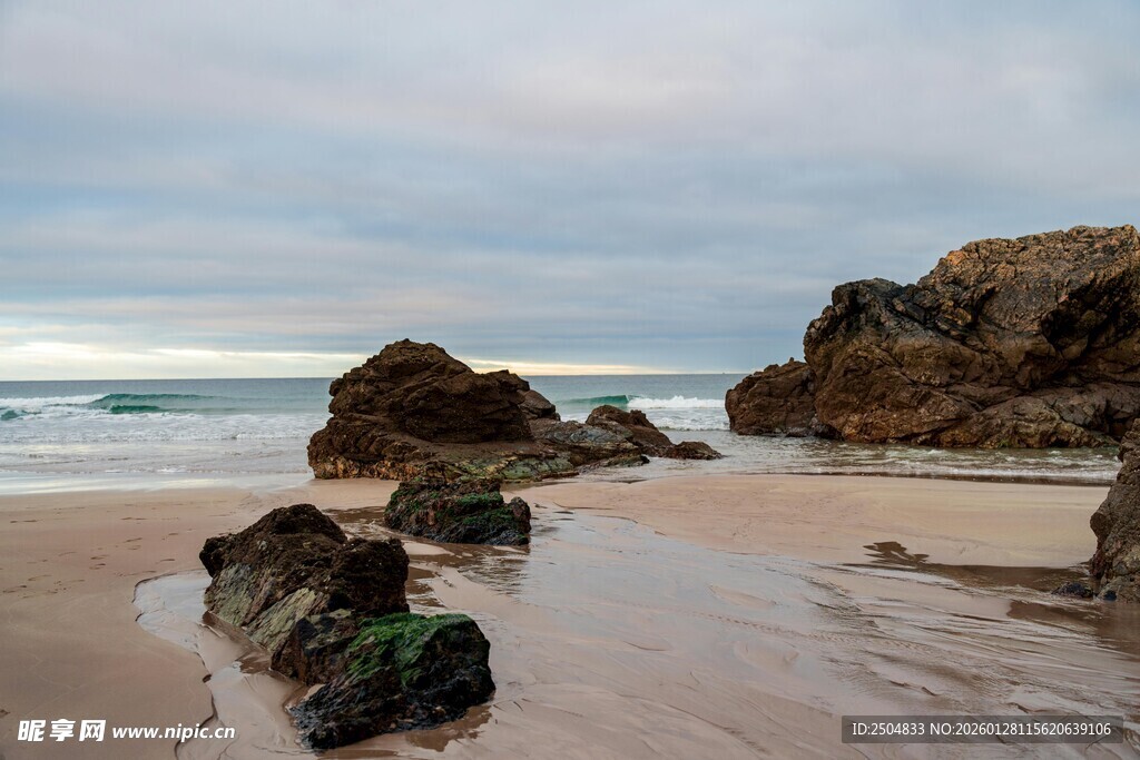 海边沙滩上的嶙峋礁石