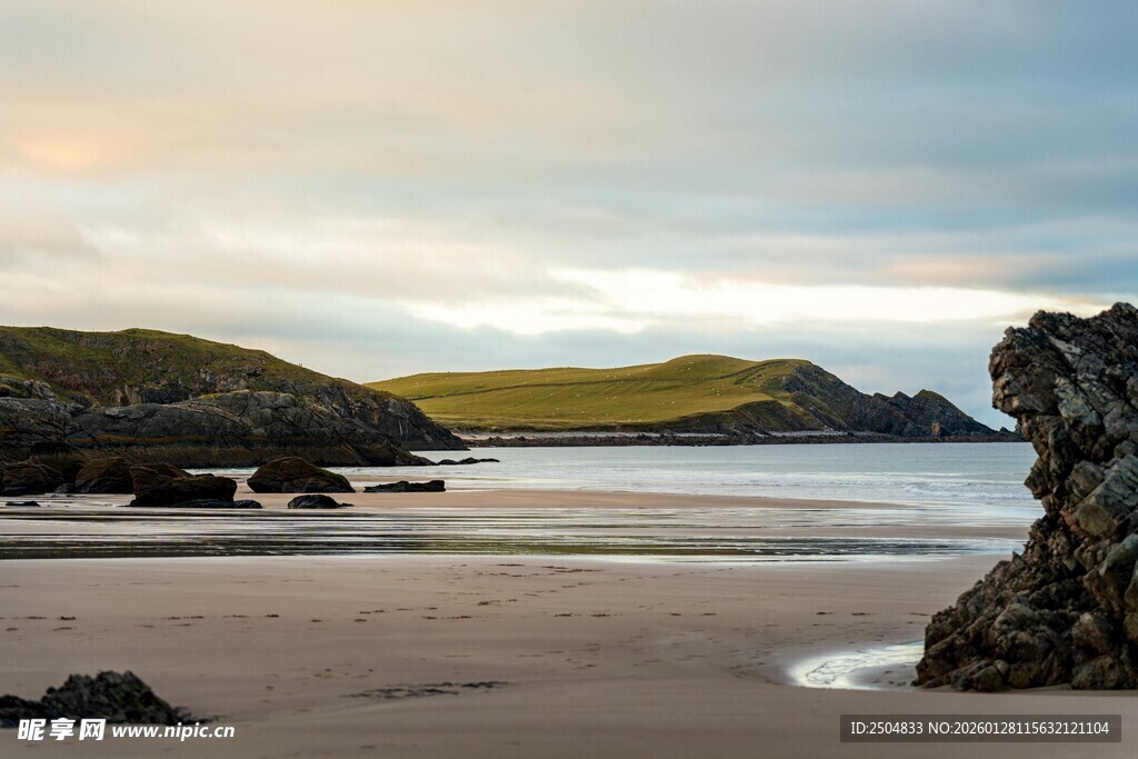 美丽海滩与远处青山景色