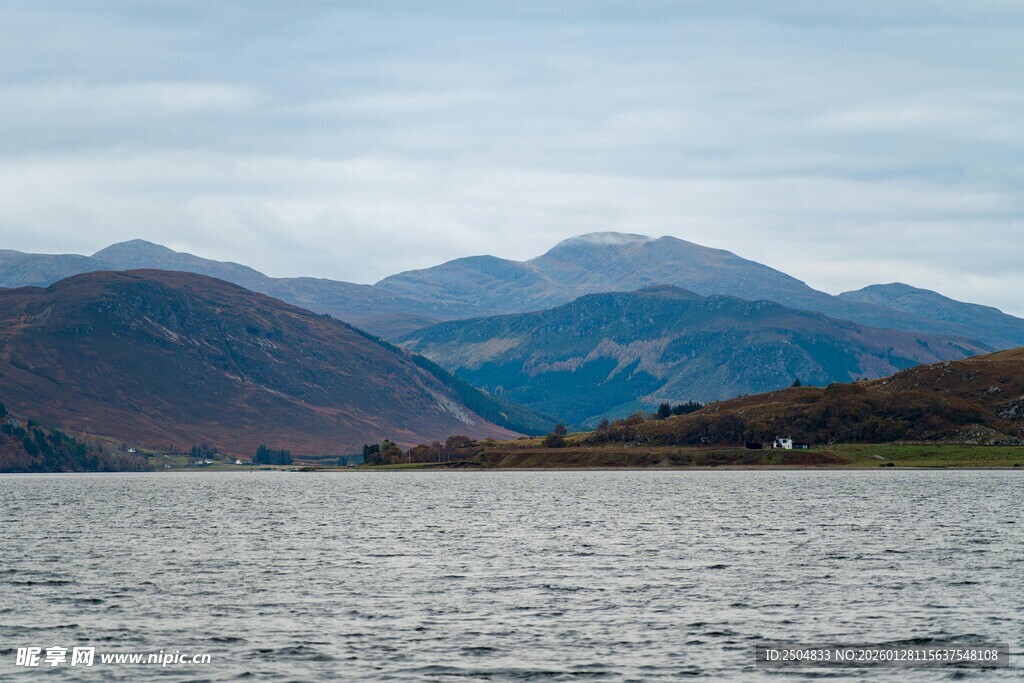 宁静湖景与远山风光