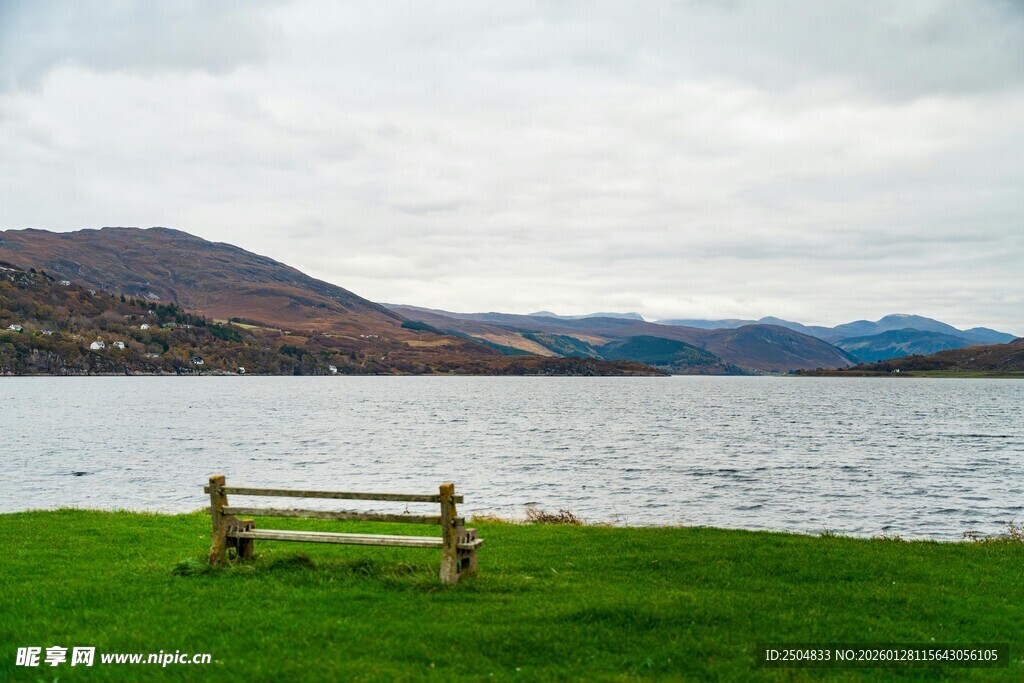 湖畔长椅 静享自然美景