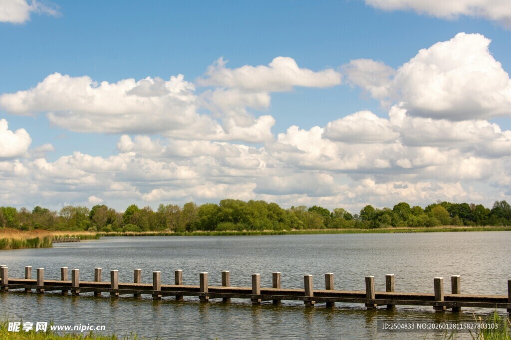 湖畔木栈道 蓝天白云绿树
