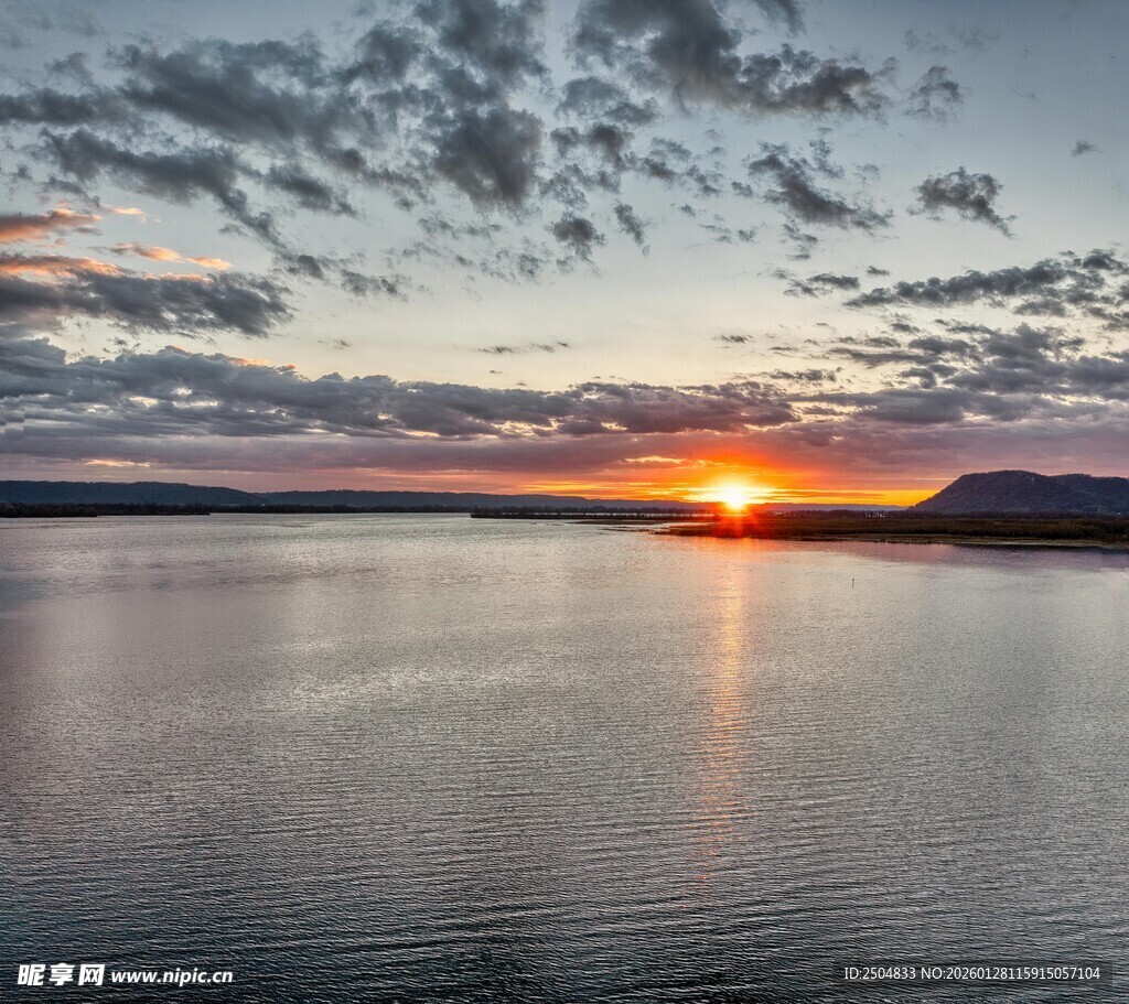 湖畔日落美景