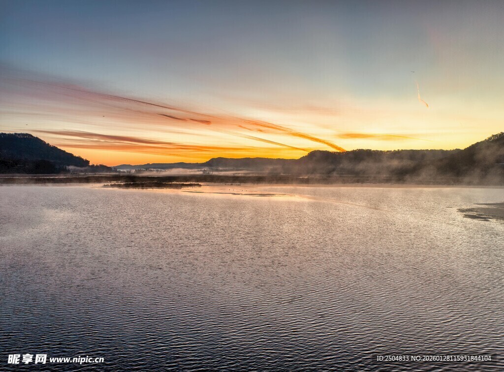 日出下的宁静湖面美景