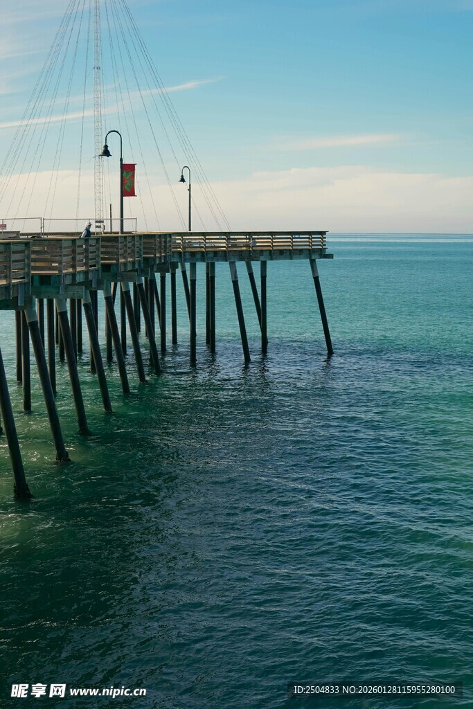 海边长栈桥伸向蔚蓝大海