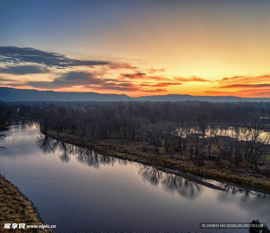 河畔壮丽日落美景