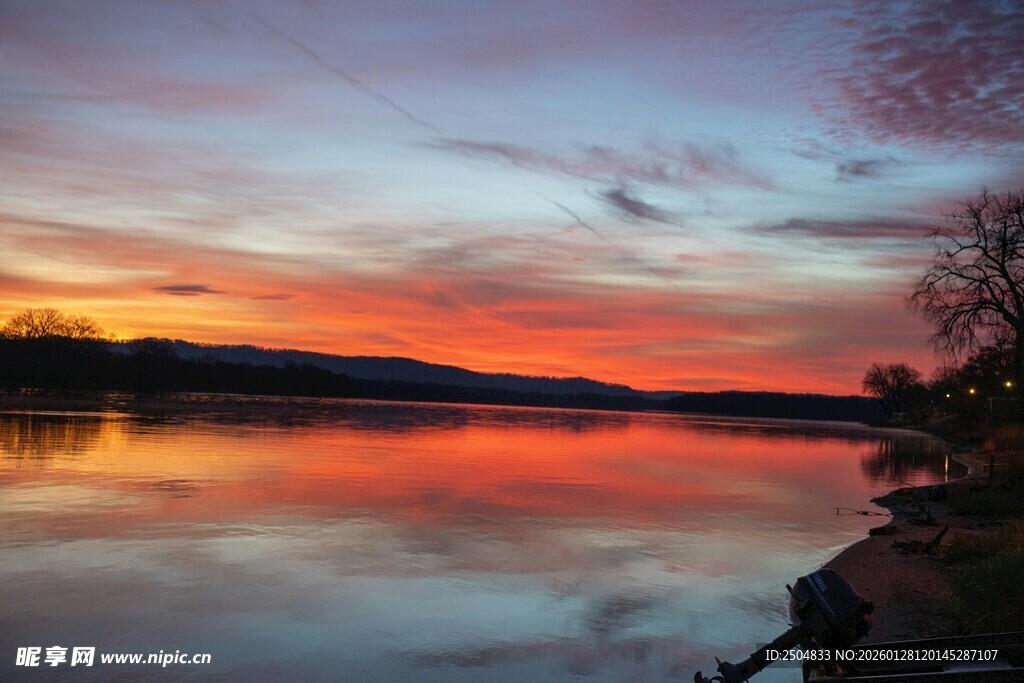 湖畔绚丽晚霞美景