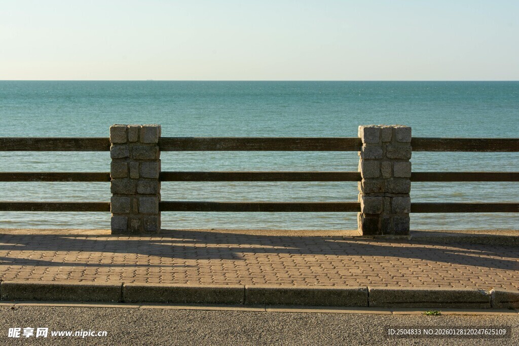 海边护栏 邂逅宁静海景