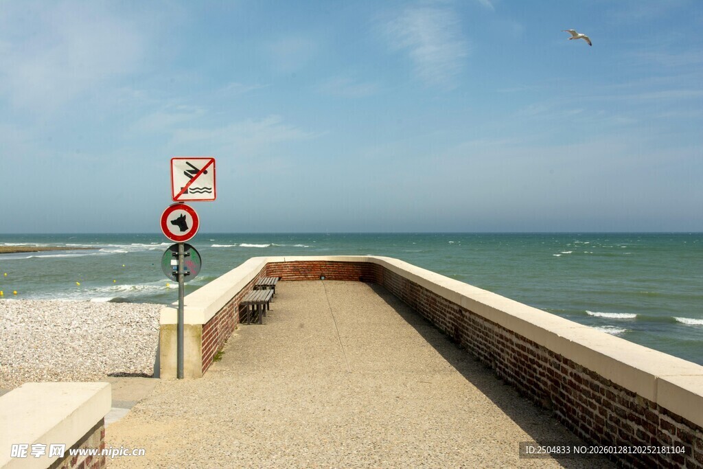 海边步道尽头的禁止标志