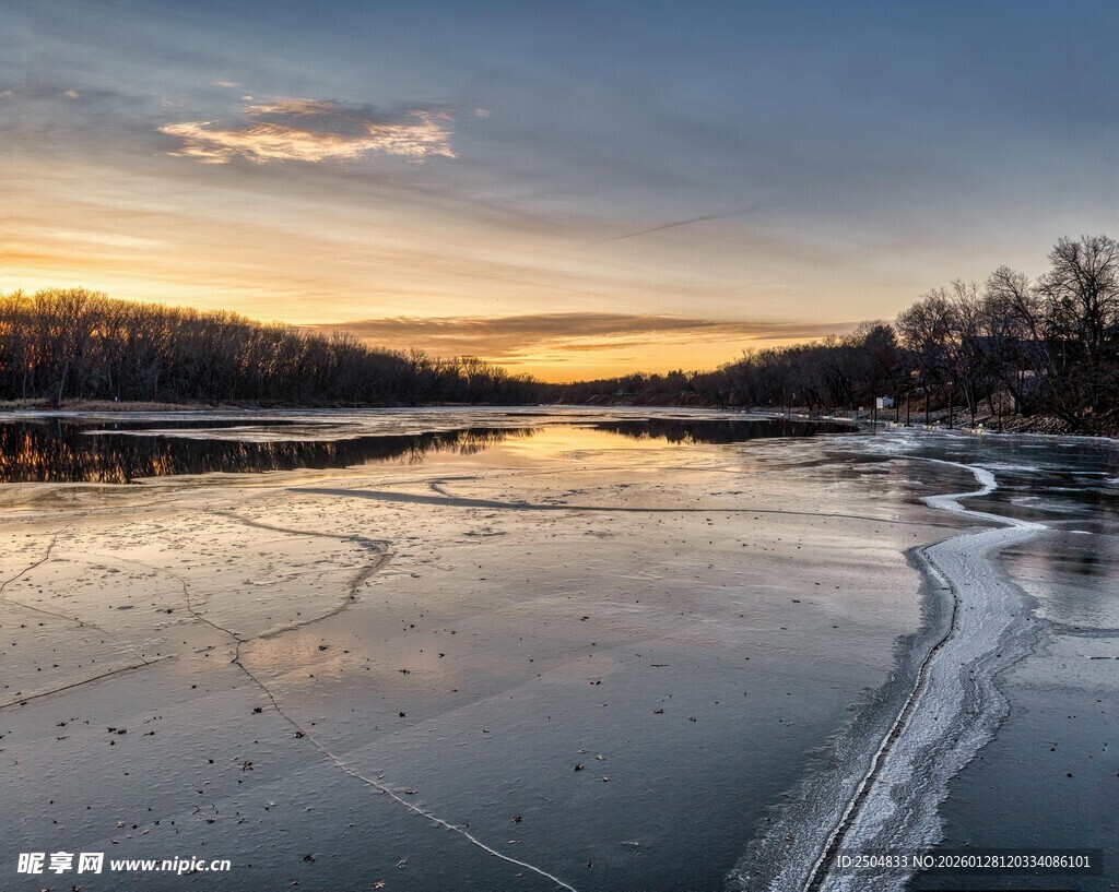 冬日冰封湖面的美丽景致