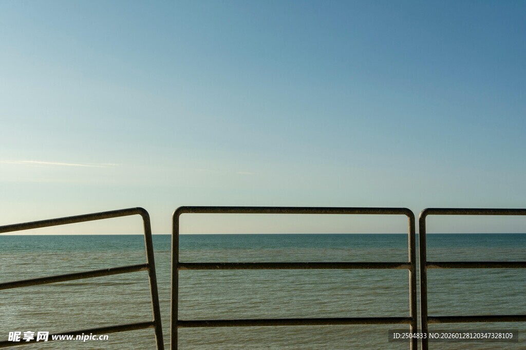 船栏外的广阔海面