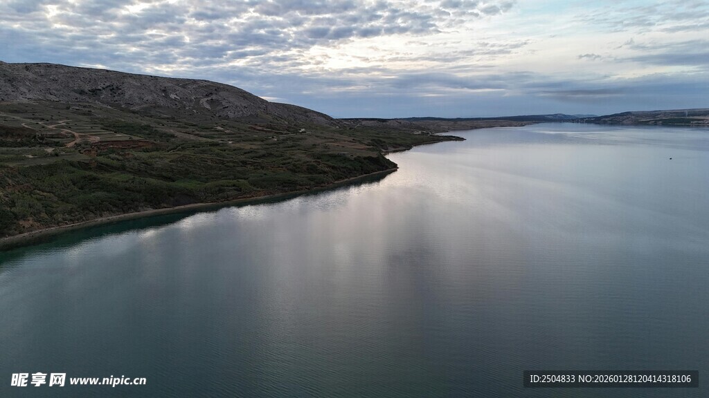 宁静湖畔的美丽黄昏景色